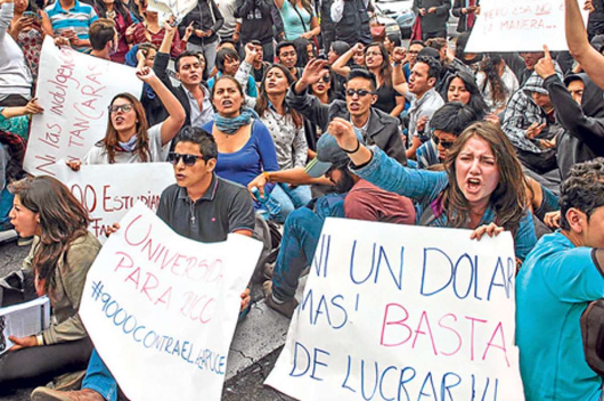 Los j&oacute;venes exigen pagar lo justo en la PUCE (Galer&iacute;a)