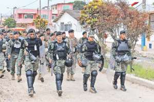 Efectivos de las Fuerzas Armadas patrullan las calles de Muisne, en la provincia de Esmeraldas, donde hoy se repetir&aacute;n las elecciones seccionales. Foto: Marco Salgado |  El Tel&eacute;grafo