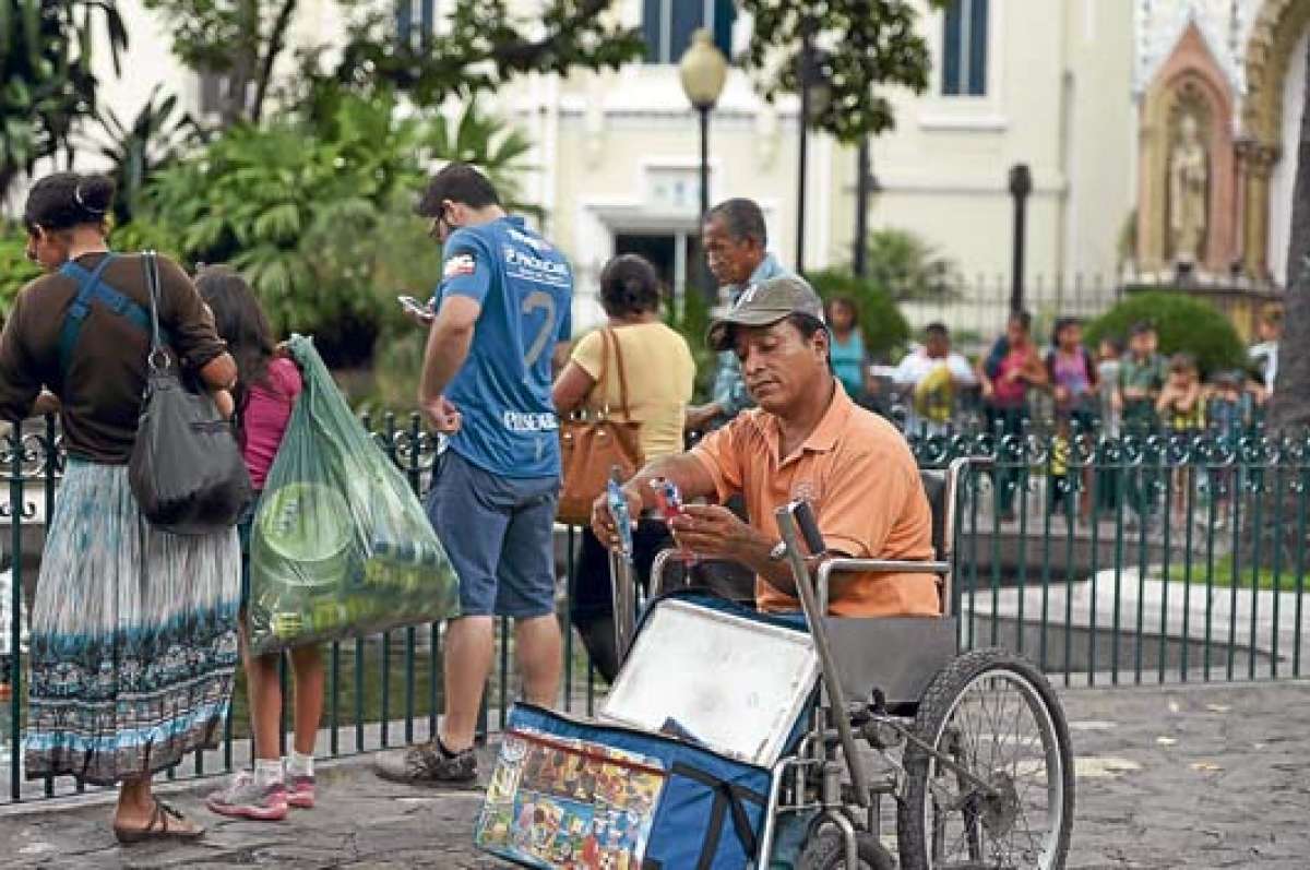 El colectivo de los vendedores informales sugiere a la nueva administraci&oacute;n municipal que permita trabajar al gremio y que los agentes metropolitanos no cometan m&aacute;s abusos. Foto: Pilar Vera |  El Tel&eacute;grafo