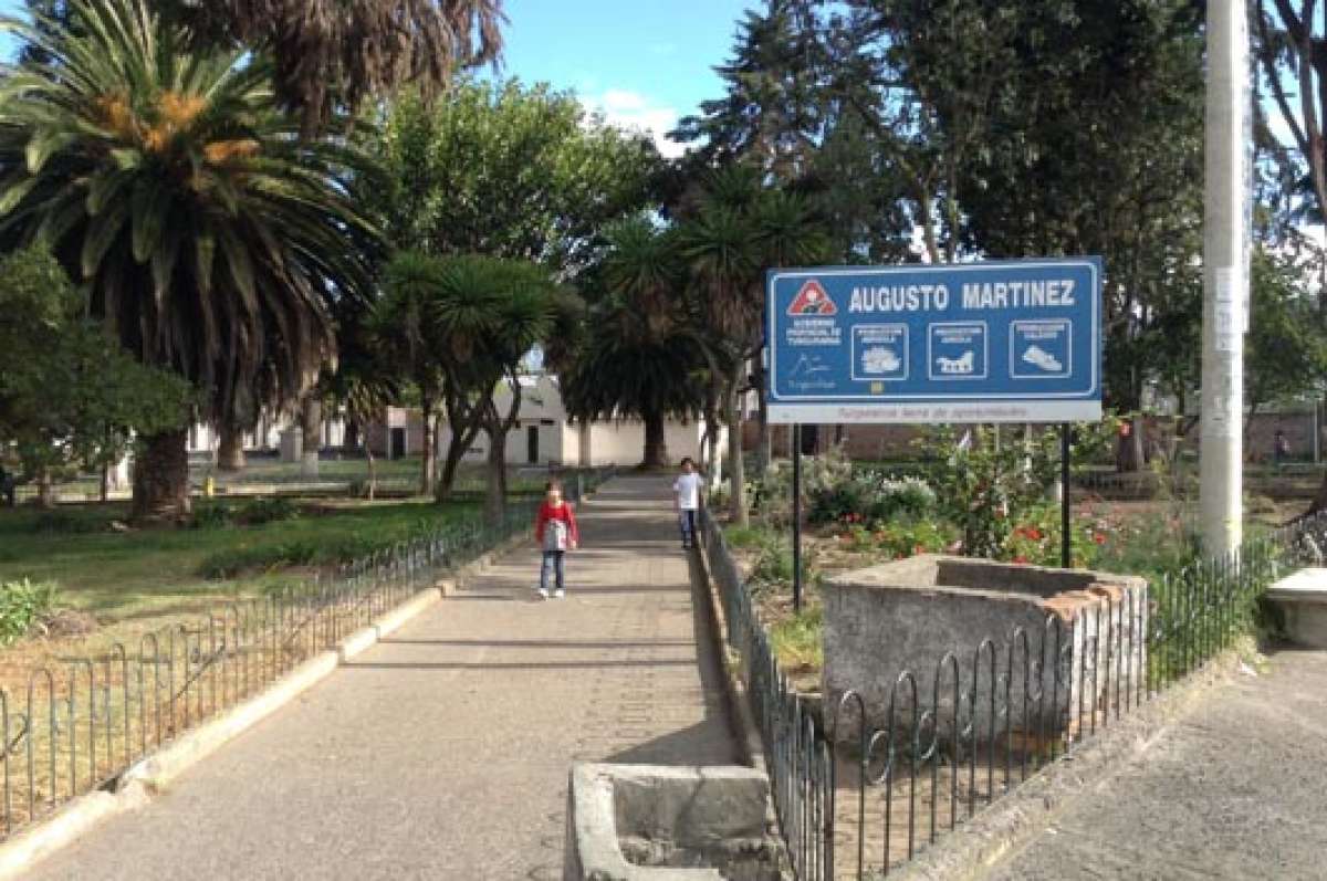 Los ni&ntilde;os buscan en el parque Central opciones para divertirse, pero no tienen mucho de d&oacute;nde elegir. Las &aacute;reas naturales necesitan de ornamentaci&oacute;n y mantenimiento. Foto: Jos&eacute; Miguel Castillo.