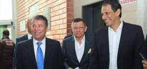 Hern&aacute;n Dar&iacute;o G&oacute;mez (izq.), DT de la selecci&oacute;n, junto a Carlos Villac&iacute;s (cen.) y Jos&eacute; Francisco Cevallos.