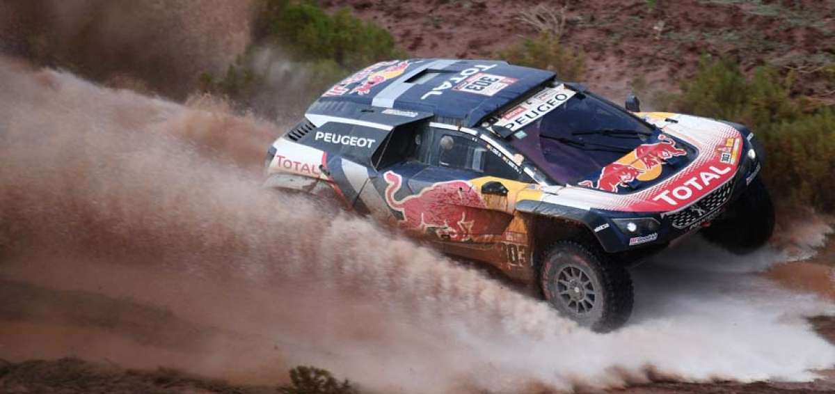El piloto espa&ntilde;ol Carlos Sainz y su copiloto Lucas Cruz atraviesan un sector de la s&eacute;ptima etapa, en su auto Peugeot, entre las localidades de La Paz y Uyuni.