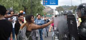 Periodistas que se acercaban a los manifestantes recib&iacute;an insultos y, en algunos casos, eran golpeados y despojados de sus tel&eacute;fonos celulares.