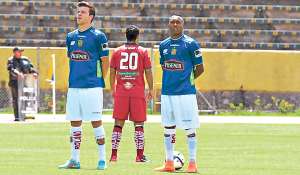 Los jugadores de Deportivo Cuenca y El Nacional -al igual que los dem&aacute;s clubes- dieron la espalda al bal&oacute;n por 40 segundos como forma de protesta. Foto: John Guevara / El Tel&eacute;grafo