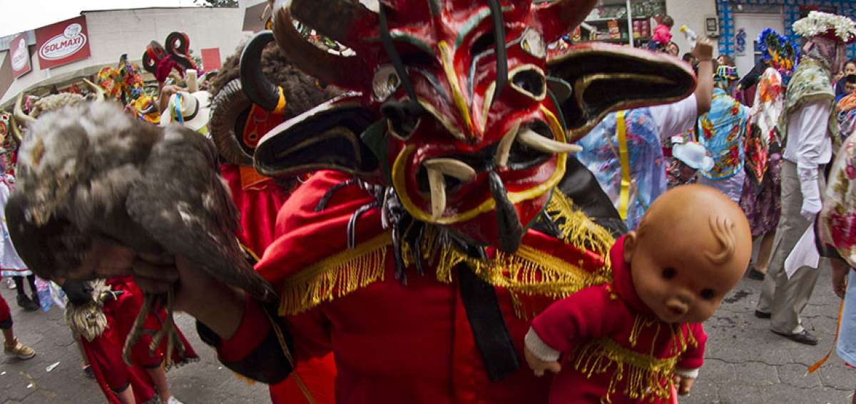 Los colores caracter&iacute;sticos de la vestimenta de los danzantes son el rojo y amarillo (arriba). Las atemorizantes m&aacute;scaras son elaboradas con cuernos, garras, colmillos, pezu&ntilde;as y m&aacute;s elementos de la fauna local. Los bulliciosos danzantes adem&aacute;s portan bastones, mu&ntilde;ecos y especies de animales disecados.