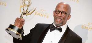 Reg E. Cathey gan&oacute; un Emmy en 2015 en la categor&iacute;a a mejor actor invitado dram&aacute;tico por la serie House of Cards.