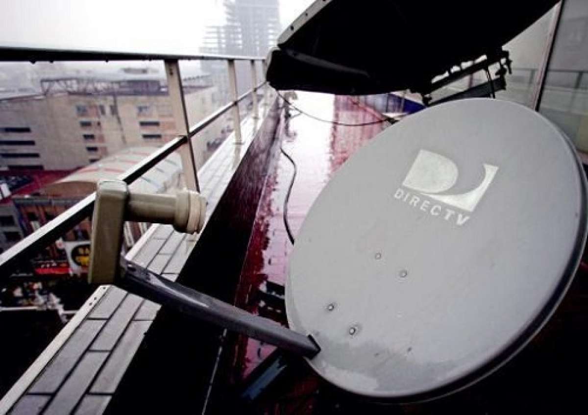 Una antena parab&oacute;lica con el logotipo del operador de televisi&oacute;n v&iacute;a sat&eacute;lite DirecTV, Foto: Archivo / AFP