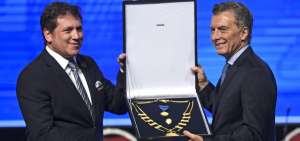Conmebol entrega a Macri distinci&oacute;n por su gesti&oacute;n en Boca Juniors