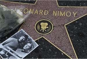 Cientos de fan&aacute;ticos rindieron homenaje al actor en su estrella en el paseo de la fama en Hollywood. FOTO: AFP