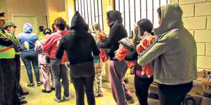 Las personas privadas de la libertad recibieron uniformes y kits de aseo al ingresar a la nueva c&aacute;rcel. Foto: Cortes&iacute;a.