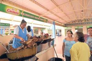 La venta informal perjudica a sitios como el mercado El Salto que a diario enfrenta inconvenientes por la falta de clientes en sus locales de comida. Foto: Roberto Ch&aacute;vez / El Tel&eacute;grafo