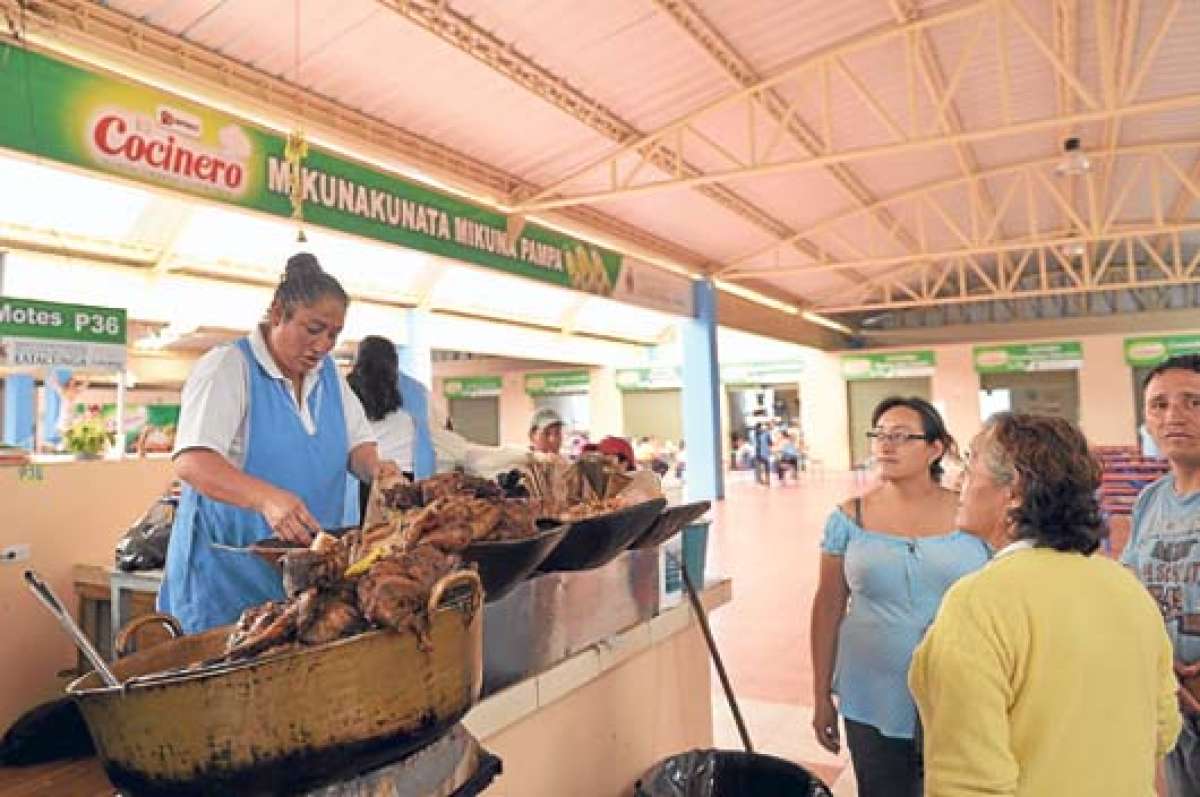 La venta informal perjudica a sitios como el mercado El Salto que a diario enfrenta inconvenientes por la falta de clientes en sus locales de comida. Foto: Roberto Ch&aacute;vez / El Tel&eacute;grafo