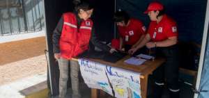 Delegados de la Cruz Roja receptan los donativos que ser&aacute;n enviados a siete puntos en Quito.