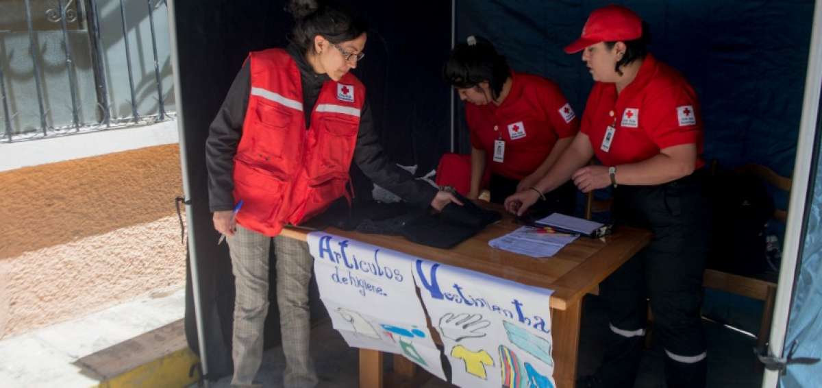 Delegados de la Cruz Roja receptan los donativos que ser&aacute;n enviados a siete puntos en Quito.
