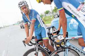 Jonathan Narv&aacute;ez (izq.) entrena todos los d&iacute;as con ejercicio de bicicleta est&aacute;tica y por la tarde hace pista-ruta. Adri&aacute;n Jaramillo (der.) es su compa&ntilde;ero con el Team Movistar Ecuador. Foto: Miguel Castro |  El Tel&eacute;grafo