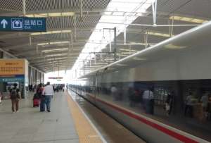 El tren rápido CR450, fabricado en China, realizó pruebas de velocidad. El tren de Beijing es el más largo del mundo.