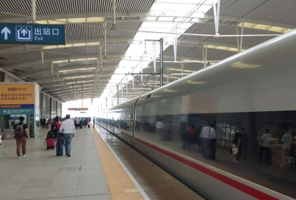 El tren rápido CR450, fabricado en China, realizó pruebas de velocidad. El tren de Beijing es el más largo del mundo.