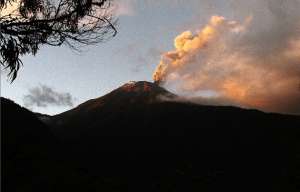 Actividad interna del Tungurahua se mantiene moderada