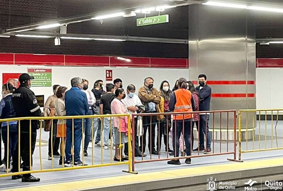 En estaciones del Metro de Quito se implementaron puntos de vacunación covid-19 e influenza. 
