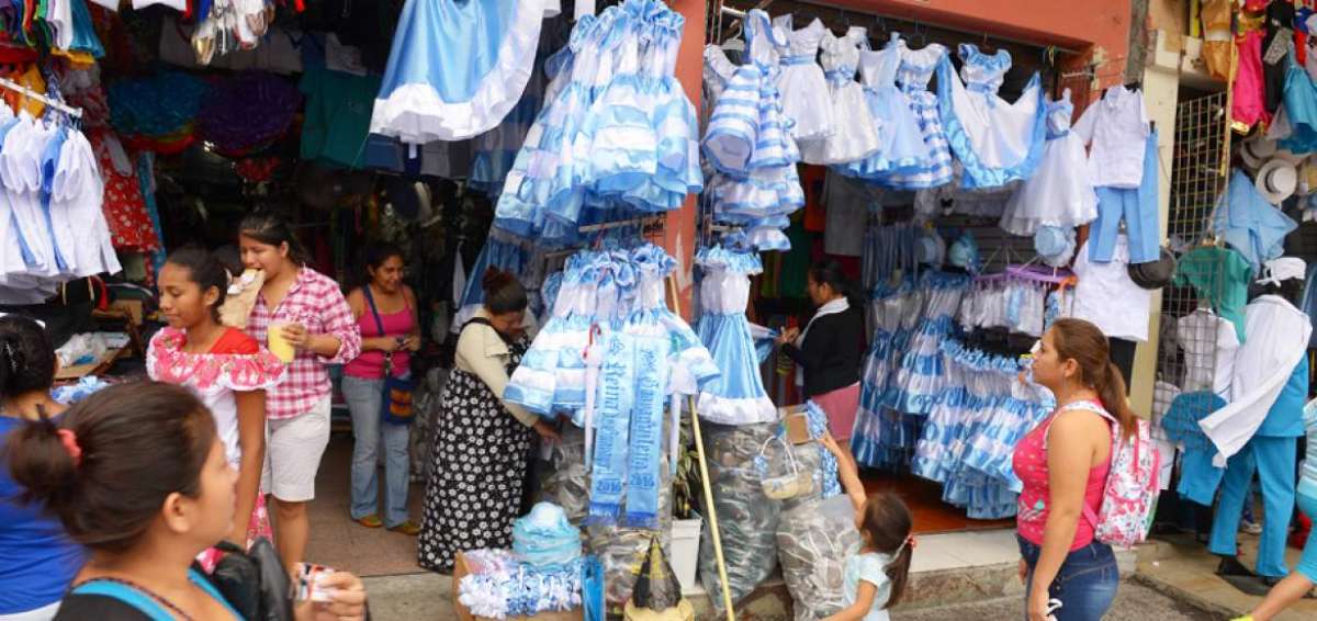 Los comerciantes de la calle Sucre se convierten, cada a&ntilde;o en el mes de julio, en verdaderos artistas visuales con tal de aumentar las ventas de sus productos.