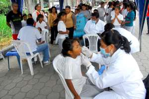 Hasta el sector El Piedrero, l&iacute;mite entre Guayas y Ca&ntilde;ar, llegaron la brigadas m&eacute;dicas de la Prefectura que dirige Jimmy Jairala. Foto: Cortes&iacute;a.