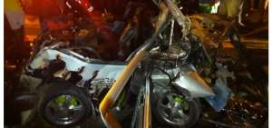 El auto en el que viajaban las v&iacute;ctimas qued&oacute; destrozado luego del impacto. 