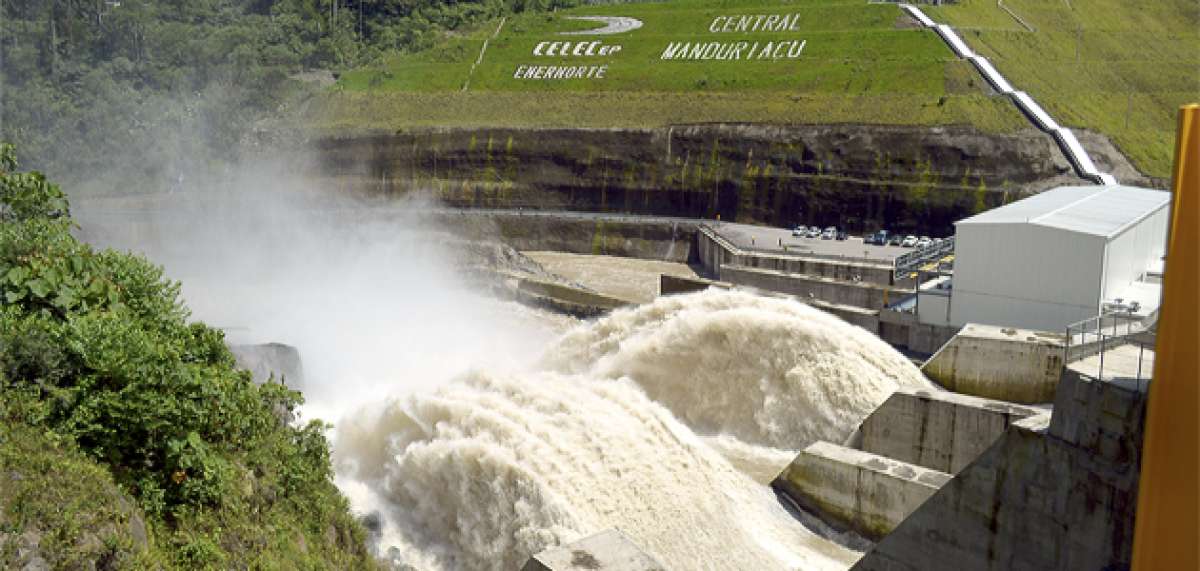 La obra, que inici&oacute; su construcci&oacute;n en diciembre de 2011, aprovecha las aguas del r&iacute;o Guayllabamba. El Gobierno asegur&oacute; que ya no habr&aacute;n apagones. Foto: Cortes&iacute;a