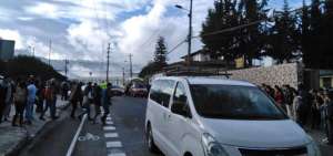 Los estudiantes fueron evacuados para que la Polic&iacute;a realiza la revisi&oacute;n de la instituci&oacute;n. 