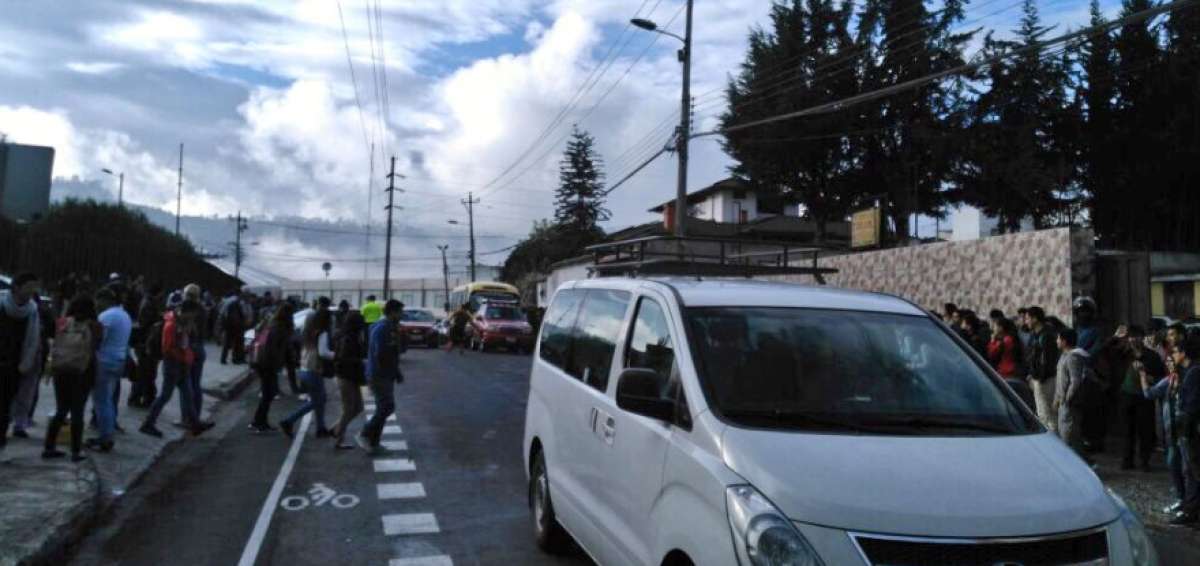 Los estudiantes fueron evacuados para que la Polic&iacute;a realiza la revisi&oacute;n de la instituci&oacute;n. 