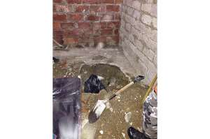 Agentes de la Unidad de Inteligencia Antinarc&oacute;ticos cavaron en un cuarto y hallaron droga. Foto: Cortes&iacute;a