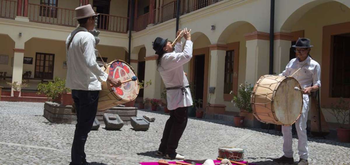 El director del Museo de las Culturas, Lenin Alvear (der), realiza una presentaci&oacute;n musical con instrumentos ancestrales.