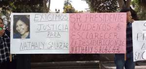 Los familiares de la ecuatoriana Nathaly Sara Salazar Ayala en la Plaza Grande, en Quito, exigen justicia y ayuda del Gobierno de Ecuador. 