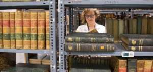 La biblioteca cuenta con m&aacute;s de 1'2.000.000 bienes. 