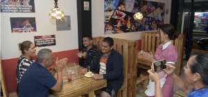 En Manzoku RestoAnime, los platos tienen nombres de series animadas japonesas, como el pastel de sushi Sayaman o la sopa Naruto Ramen.
