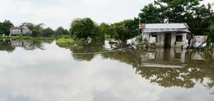 La casa de Ezequiel Ch&oacute;ez, en el recinto Cascajal, permanec&iacute;a anegada ayer tras la lluvia del viernes pasado.