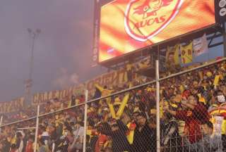 Aucas fue multado con 4.800 dólares porque sus hinchas prendieron bengalas y lanzaron objetos