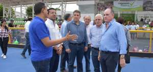 Augusto Mor&aacute;n (centro) presidente del Comit&eacute; Ol&iacute;mpico Ecuatoriano, junto con otros dirigentes durante un recorrido de obras en Valledupar. 