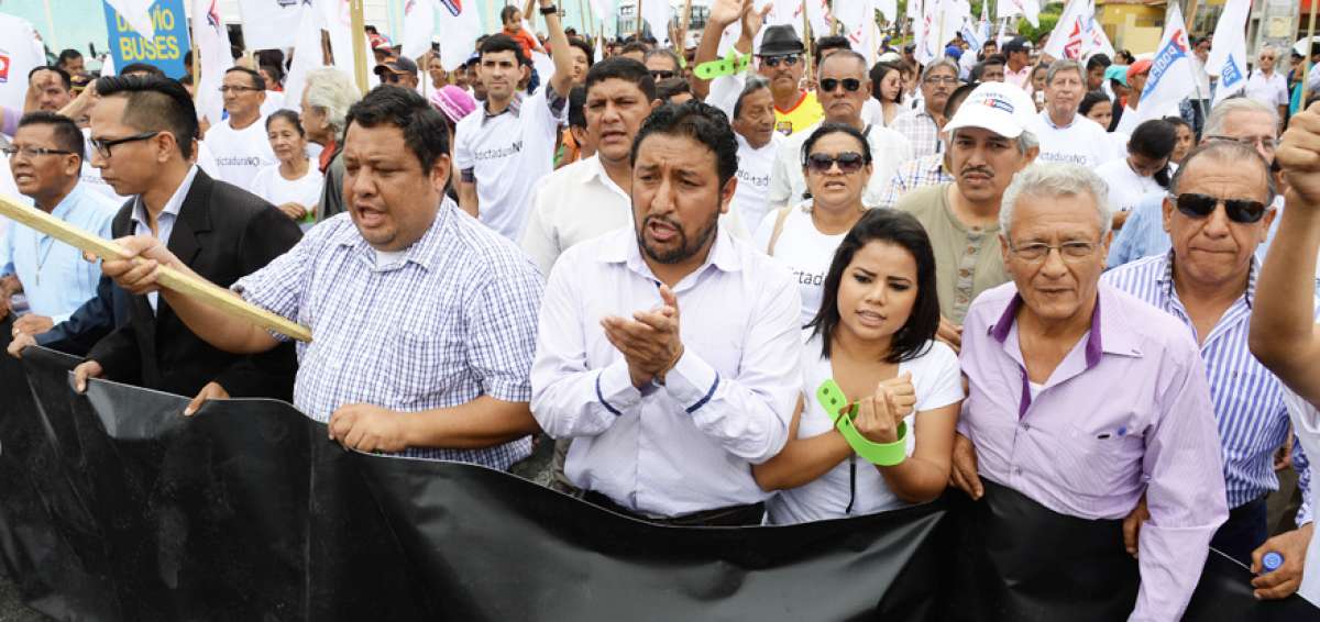 Adherentes de Podemos marcharon ayer hacia la Delegaci&oacute;n del CNE en Guayas para rechazar el retiro de las publicidades colocadas en varias zonas del pa&iacute;s.
