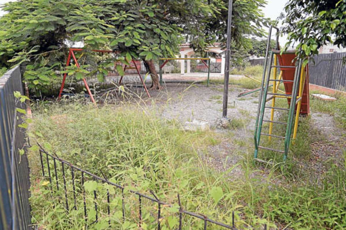 El parque ubicado en la cooperativa Florida 1 (Guasmo Sur) tiene restringido el acceso debido a problemas de inseguridad y maleza. Fotos: Karly Torres | El  Tel&eacute;grafo
