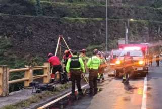 Dos personas fueron lanzadas al río Machángara, desde el puente de Guápulo
