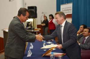Fernando Naranjo, prefecto de Tungurahua, entreg&oacute; los certificados de capacitaci&oacute;n a los 306 conductores. Foto: Roberto Ch&aacute;vez / El Tel&eacute;grafo