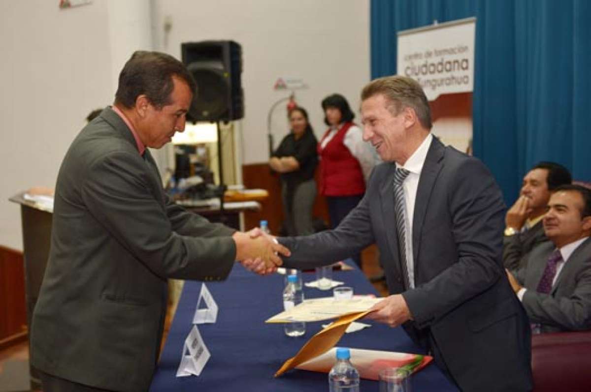 Fernando Naranjo, prefecto de Tungurahua, entreg&oacute; los certificados de capacitaci&oacute;n a los 306 conductores. Foto: Roberto Ch&aacute;vez / El Tel&eacute;grafo