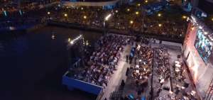  El concierto se realiz&oacute; al pie del Puerto Santa Ana,
