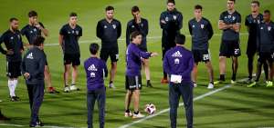 El estratega Marcelo Gallardo (centro) imparte instrucciones a sus dirigidos durante uno de los &uacute;ltimos entrenamientos de River Plate previo al partido de hoy ante el local Al Ain.