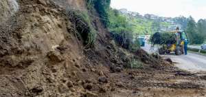 Las lluvias han provocado deslizamientos en los &uacute;ltimos d&iacute;as en Quito. El ocurrido en la av. Velasco Ibarra el jueves, demor&oacute; m&aacute;s de 12 horas en solucionarse.