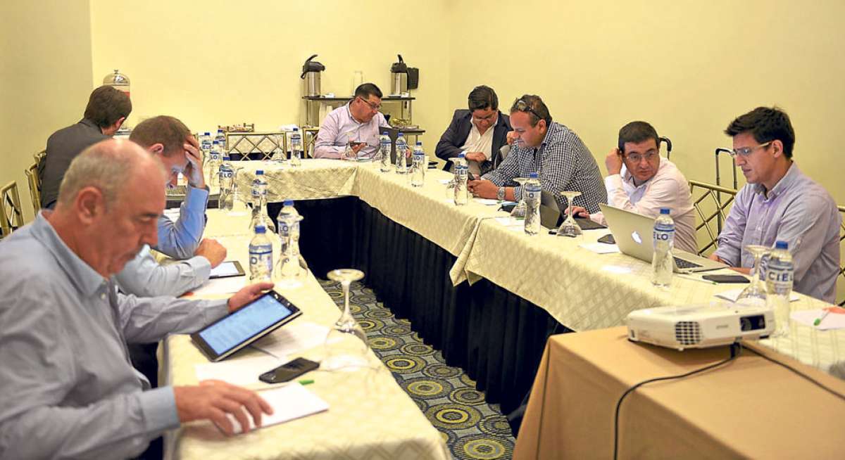 Representantes de la firma espa&ntilde;ola Mediapro durante la segunda reuni&oacute;n con los dirigentes de clubes ecuatorianos, ayer en un hotel al norte de Guayaquil. Foto: cortes&iacute;a