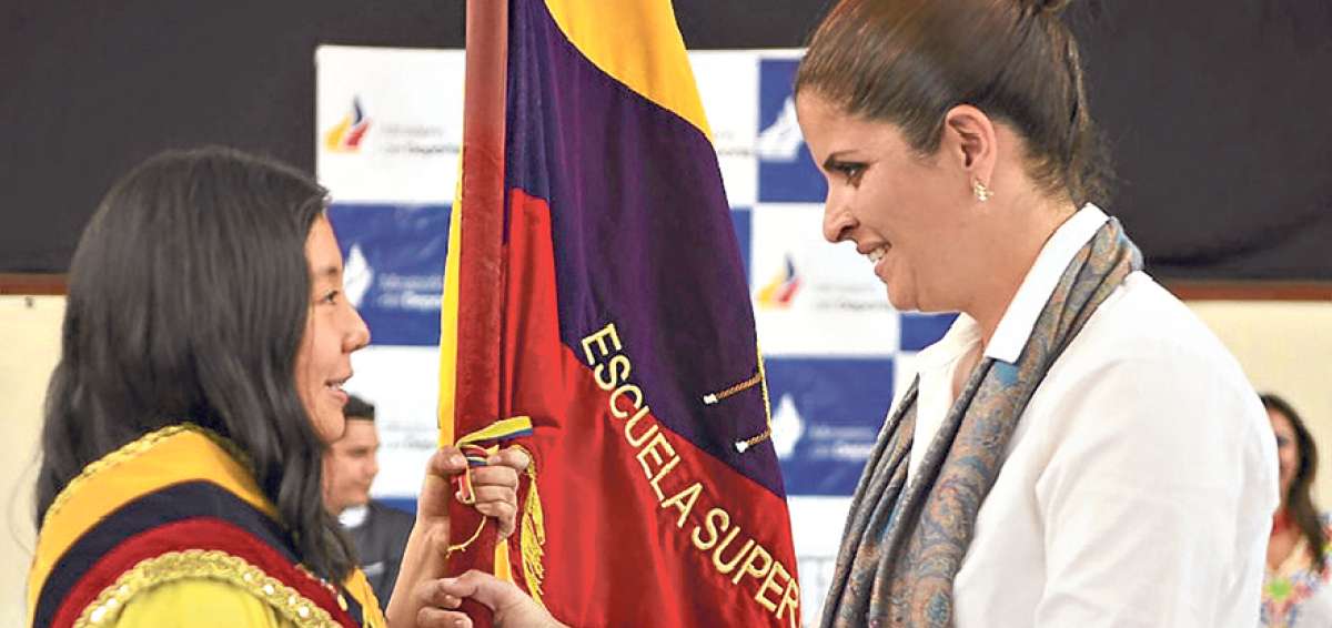 &rarr;La nadadora Leslie Cabezas (i) recibe la banda tricolor y el pabell&oacute;n nacional de manos de la ministra del Deporte, Andrea Sotomayor.