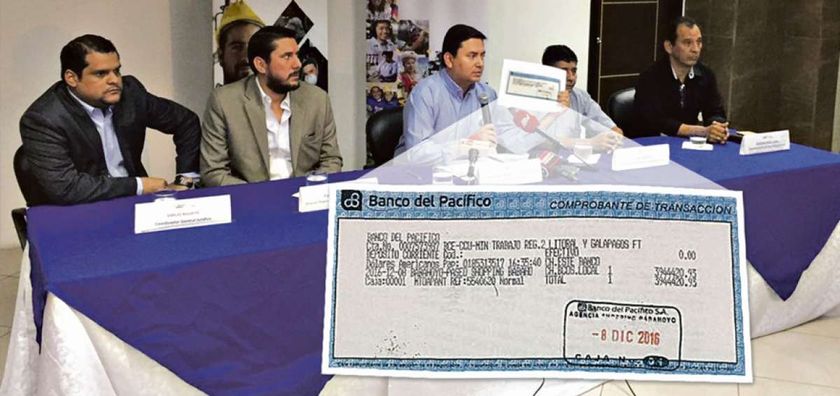 El ministro Leonardo Berrezueta (centro), muestra el comprobante del pago efectuado por &Aacute;lvaro Noboa.