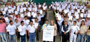 Los beneficiarios en la ceremonia de entrega masiva en la caleta de pescadores Puerto Cayo, del cant&oacute;n Jipijapa, en el suroeste de Manab&iacute;.