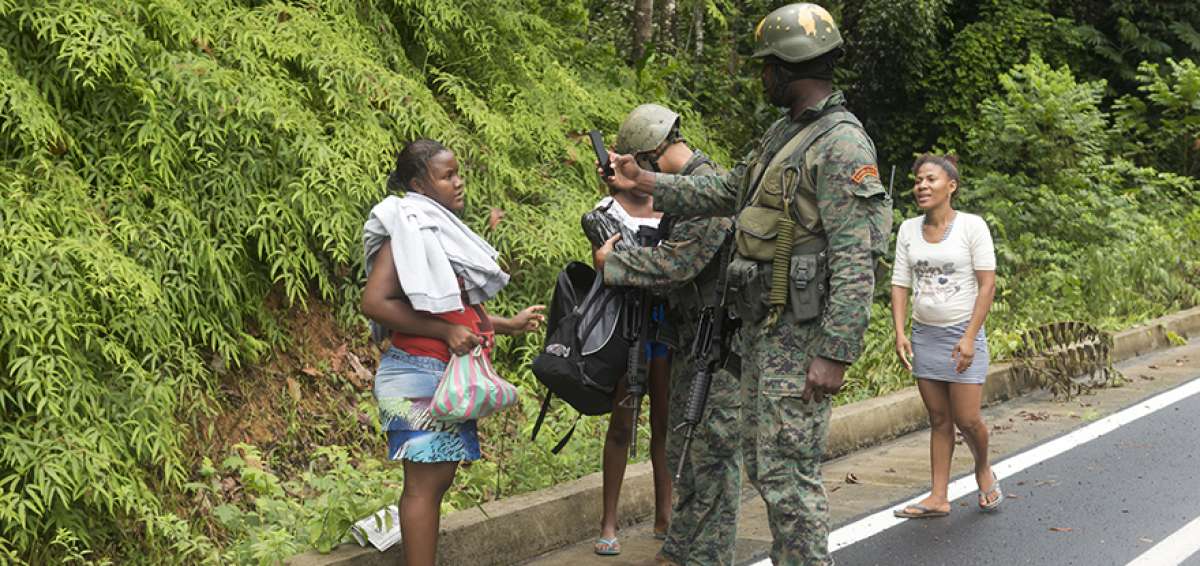Control militar en Mataje. Tras los atentados, la muerte de los marinos y el secuestro de los periodistas de El Comercio, la poblaci&oacute;n est&aacute; desolada y los militares reforzaron la seguridad.